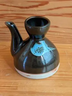 壺屋焼 福田健治 飴釉蝋抜き赤絵ミルクピッチヤー 1 - メルカリ