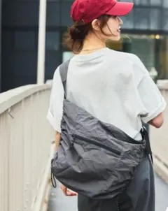 ソフトパフィーショルダーバッグ feak's store ブラック ユニセックス