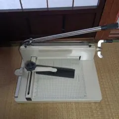 裁断機 A4用紙 400枚切り口が綺麗です 7/8まで - メルカリ