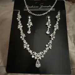 ネックレスピアスの2点セット　結婚式パーティおしゃれに身に着けて