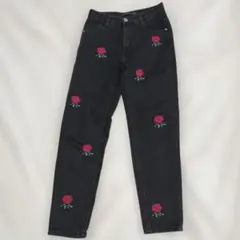 ZARA Trafaluc刺繍ハイウエストデニムパンツ ブラック 薔薇34/24のサムネイル
