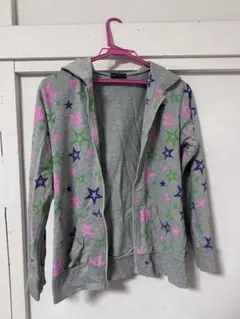 星柄のパーカー