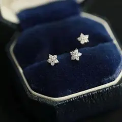 花形スタッドピアス　クリスタル付き　ミニピアス