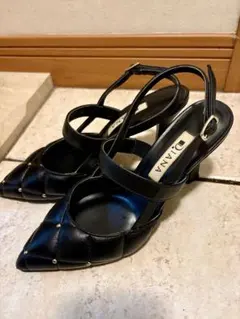 DIANA ストラップ付きパンプス