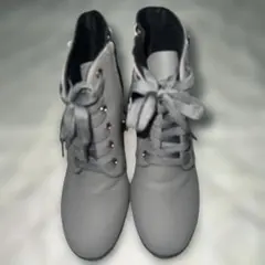 グレーのジッパー付きレースアップブーツ