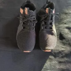 PUMA ブラック スポーツシューズ 24.5