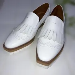 銀座かねまつ（GINZA Kanematsu）フリンジ付き厚底ローファー白