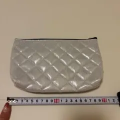 【新品】シルバー キルティング ポーチ メイクポーチのサムネイル