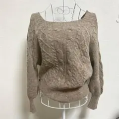 【秋服】ブラウン ケーブル編み オフショルダーセーター
