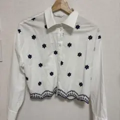 値下げZARA 刺繍入りホワイトクロップドシャツ S
