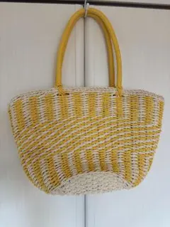 イエローとホワイトのストライプかごバッグ