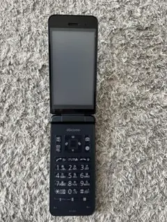 docomo 折りたたみ携帯電話 ダークグレー 充電器付き docomo 折りたたみ携帯電話 ダークグレー 充電器付き - メルカリ