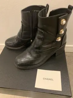 未使用級》シャネル ショートブーツ パール ロゴ マトラッセ 
