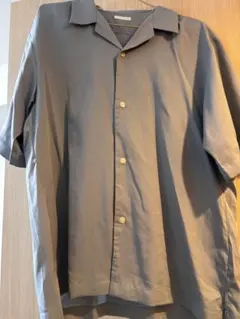 淡いブルー ボタン付き 半袖シャツ