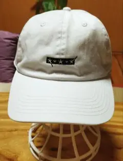 ホワイト ベースボールキャップ 星刺繍