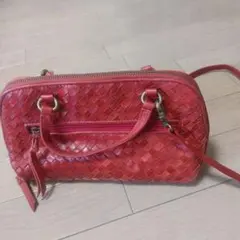 赤い編み込みレザーショルダーバッグ