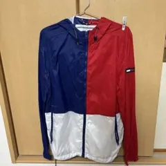 トミージーンズの赤、白、青ののナイロン製フーデッドウィンドブレーカージャケット
