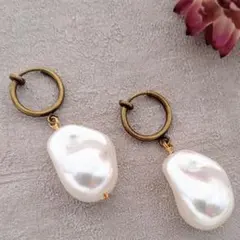 フェイクオイスターパールのフープイヤリング