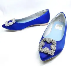 エマフランシス　ポインテッドトゥ フラット ビジューバックル サテンパンプス