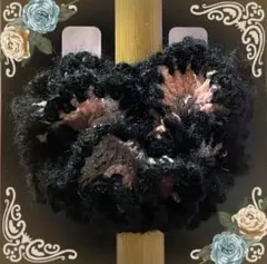 フリルデザインの黒とピンクのシュシュ・手編み