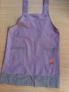 紫色のエプロン　クマ チェック柄
