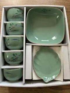 緑色の陶器製食器セット