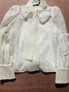 値下げ！リリーブラウン 刺繍　ボウタイ　ブラウス リボン 2way 白のサムネイル
