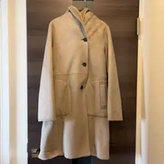 フード付きベージュムートンコート