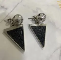 スヌーピー三角形ピアス 黒白のサムネイル