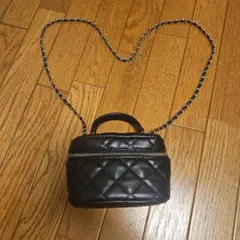 黒いキルティングショルダーバッグ