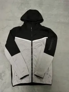 スポーティー フード付き パーカー 黒とグレー