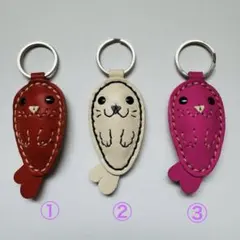 アニマルキーホルダー　バッグチャーム　牛革製　ラッコ