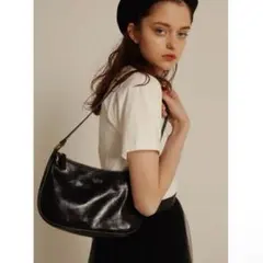 【épine/エピヌ】gold logo half moon bag black