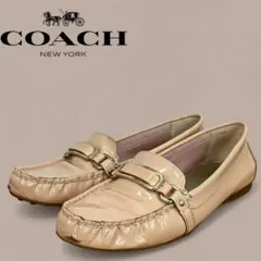 コーチ エナメルローファー 22.5cm ベージュ ロゴ金具付き