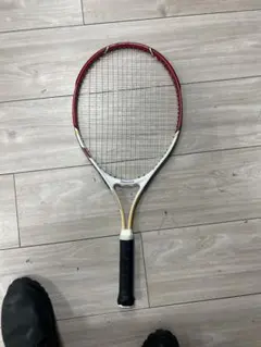 赤と白の硬式テニスラケット
