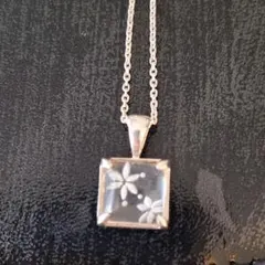 ホワイトクォーツ　花模様　シルバー ネックレス