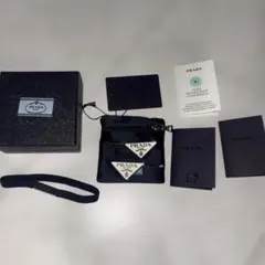 未使用新品PRADA シルバートライアングルメタルヘアピンBOXポーチ 最終値下 未使用新品PRADA シルバートライアングルメタルヘアピンBOXポーチ 最終