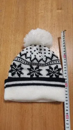 雪の結晶模様ニット帽 ポンポン付き