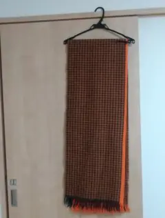 オレンジと茶色のチェック柄ストール