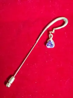 紫のピンブローチ