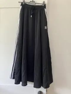 adidas ブラック フレアスカート ストライプ