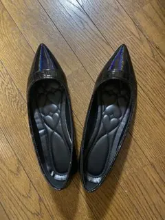 黒 エナメルレザー ポインテッドトゥ フラットシューズ