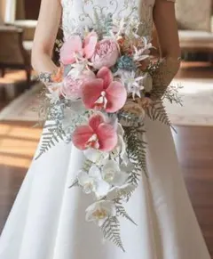 胡蝶蘭のキャスケードブーケ。コーラルオレンジ　アーティフィシャルフラワー