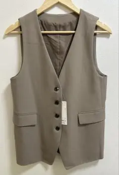 GU ノーカラーベスト　ベージュ　Sサイズ