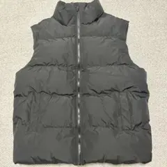 黒 ダウンベスト ノーカラー 前面ファスナーつき