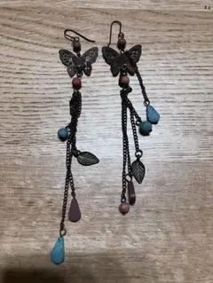 蝶モチーフのロングピアス　※変色あり