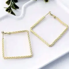 大ぶり　スクエア　四角形　ツイスト　ピアス　ゴールド　フープピアス　キャッチレス