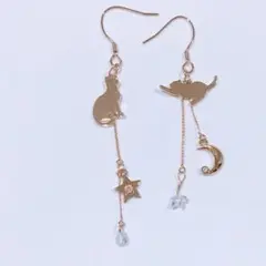 288 夜空の猫ちゃん 三日月 星 クリスタル ゴールド ピアス ☾·̩͙⋆
