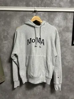 Champion MoMAロゴ グレー パーカー