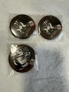 鬼滅の刃　ufotable dining ダイニング　缶バッジ　童磨　3点セット 鬼滅の刃 ufotable DINING お楽しみくじ 童磨 缶バッジ - メルカリ